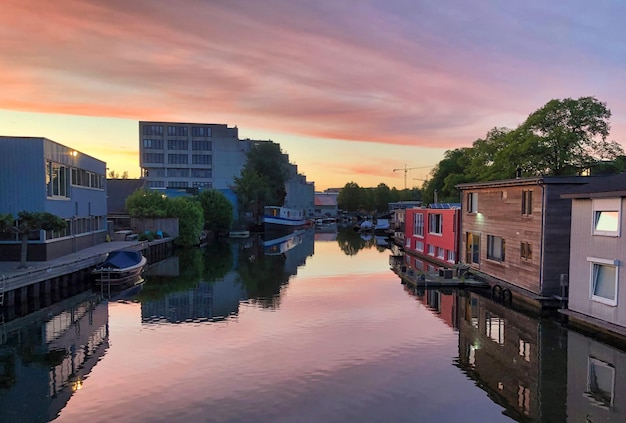 Coucher de soleil sur les canaux d'amsterdam en été