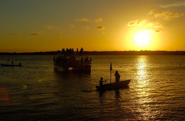 Coucher de soleil sur la célèbre plage de Jacare, Cabedelo, près de Joao Pessoa, Paraiba, Brésil le 04 avril 2001.