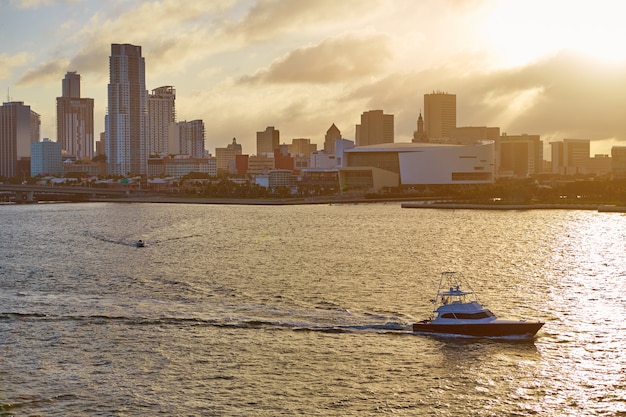 Coucher de soleil sur le centre-ville de Miami, Floride, États-Unis