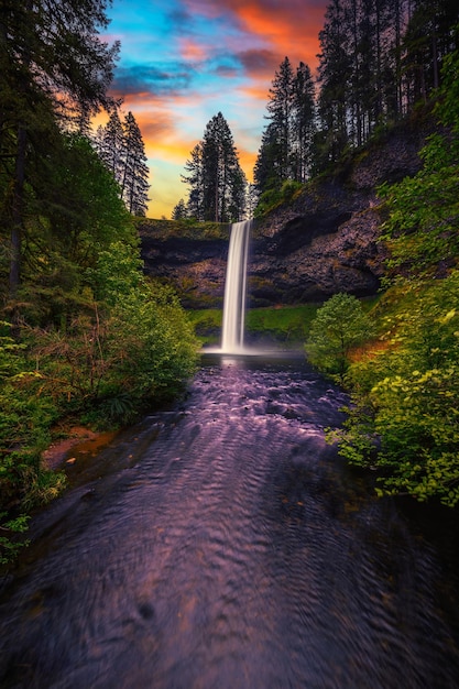 Coucher de soleil sur les chutes du sud à silver falls state park oregon