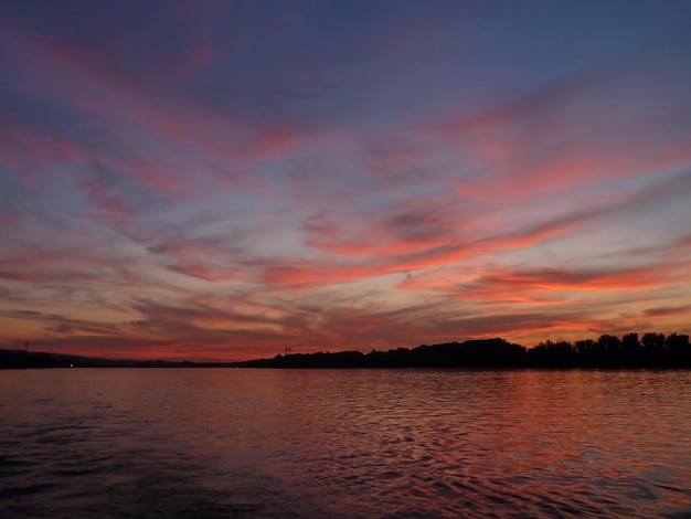 Coucher de soleil avec ciel coloré et nuages sur le Danube à Novi Sad