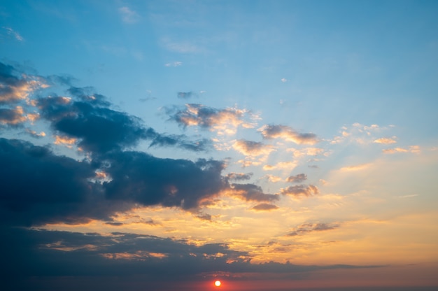 Coucher de soleil ciel et mer avec nuages