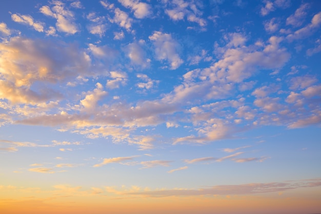 Coucher de soleil ciel avec des nuages dorés et bleus