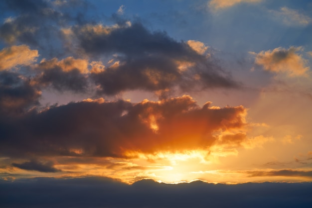 Coucher de soleil ciel nuages orange et bleu