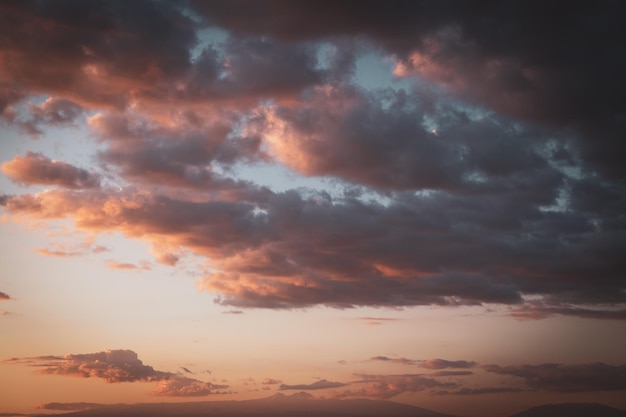 Coucher de soleil ciel nuageux avec le soleil orange