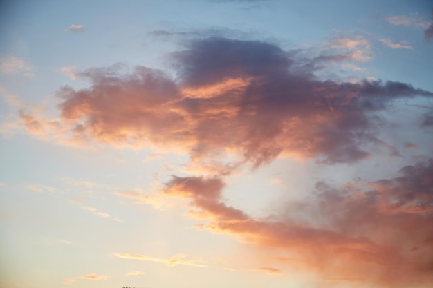 Coucher de soleil ciel romantique avec des nuages roses Fond naturel