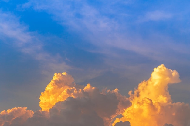 Coucher de soleil ciel rose bleu et orange couleurs douces