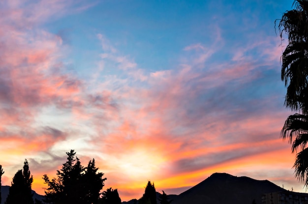 Coucher de soleil avec un ciel rouge intense à Benalmadena, Malaga.