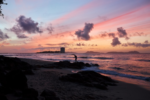 Coucher de soleil avec ciel rouge sur une plage de la ville de Vigo, Galice, Espagne