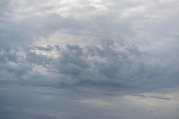 Coucher de soleil ciel sombre nuages orageux sombres