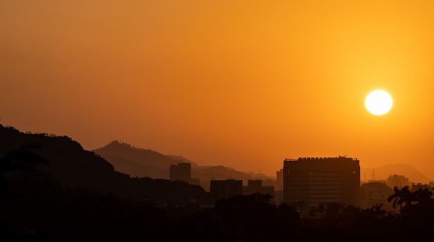 Coucher de soleil ciel de ville avec la silhouette du bâtiment.