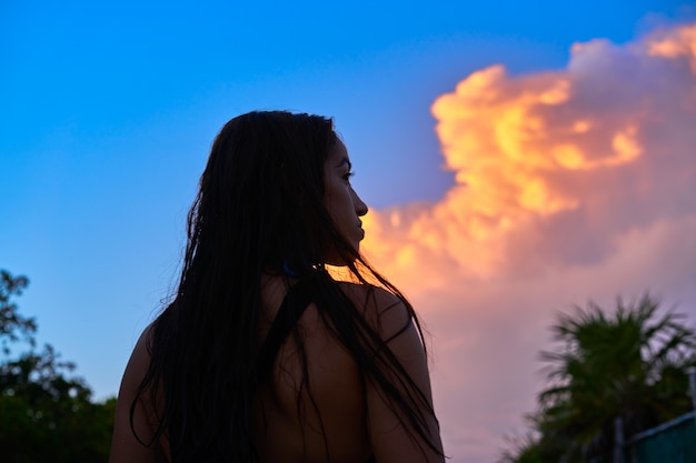 Coucher de soleil ciel avec vue arrière belle fille