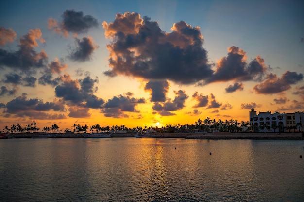 Coucher de soleil coloré au-dessus d'une plage à salalah oman