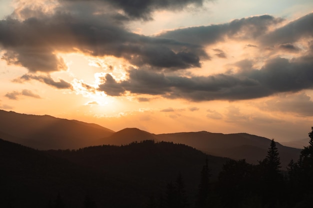 Coucher de soleil coloré au sommet de la montagne ukrainienne