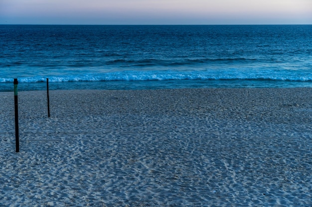 Coucher de soleil coloré sur la côte de l'océan Plage de sable