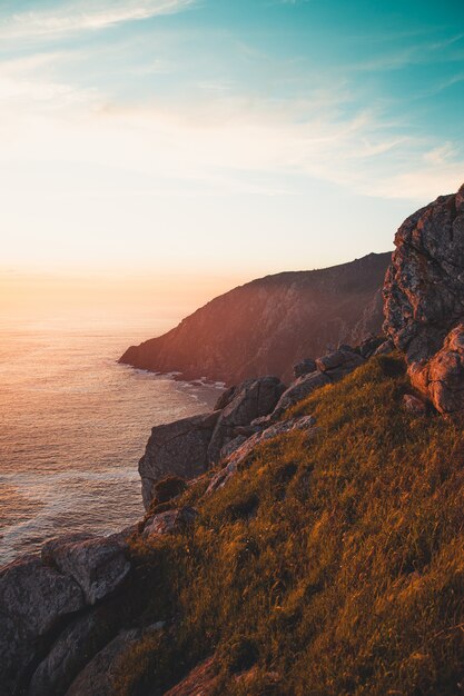 Coucher de soleil coloré sur la côte