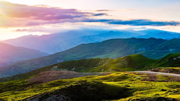 Coucher de soleil coloré dans les montagnes