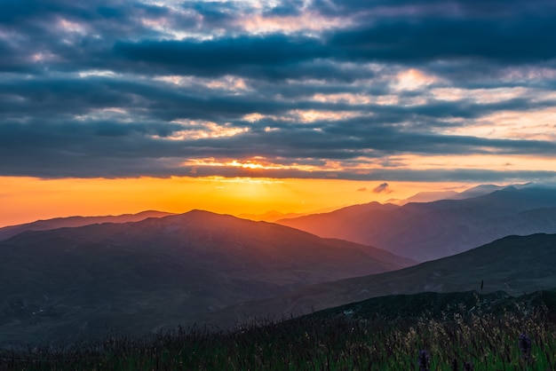 Coucher de soleil coloré dans les montagnes