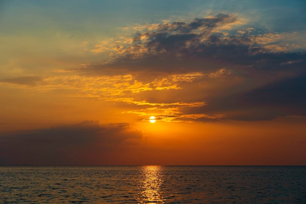 Coucher de soleil coloré sur l'eau de mer calme près de la plage tropicale Concept de vacances d'été Island Phangan Thaïlande