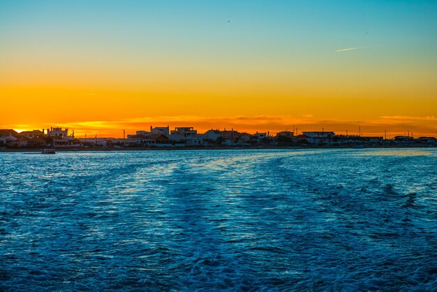 Coucher de soleil coloré sur la jetée de Faros