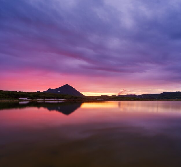 Coucher de soleil coloré sur le lac