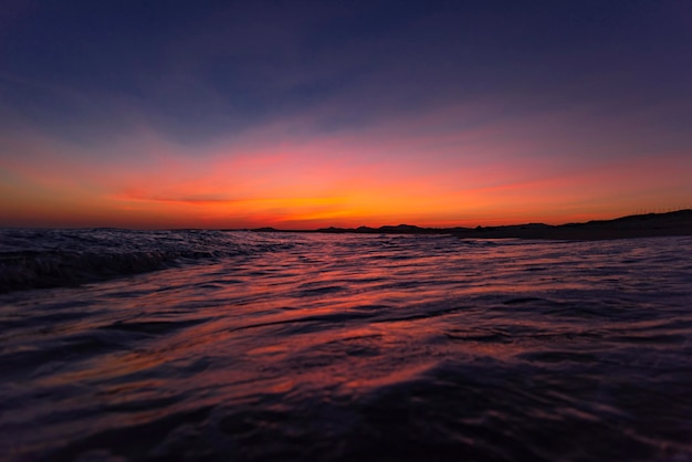 Coucher de soleil coloré sur la mer dans les premières minutes du lever du soleil