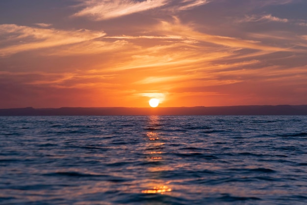 Coucher de soleil coloré sur la mer dans les premières minutes du lever du soleil