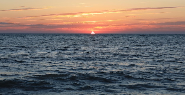 coucher de soleil coloré sur la mer et soleil orange