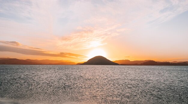 coucher de soleil coloré sur la mer