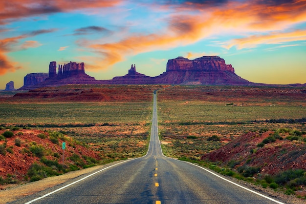 Coucher de soleil coloré sur monument valley utah