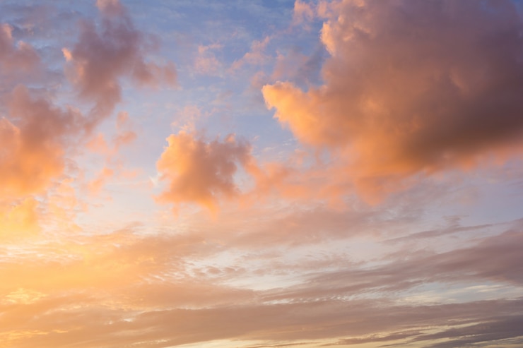 Photo coucher de soleil coloré avec des nuages