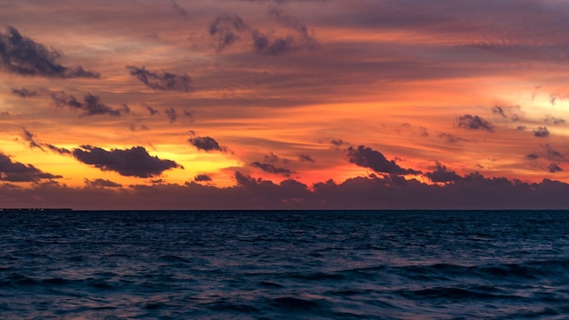 Coucher de soleil coloré sur l'océan aux Maldives.