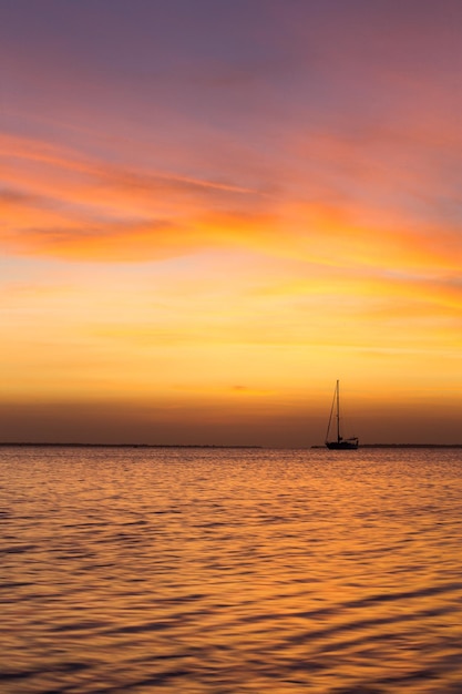 Coucher de soleil coloré sur l'océan sur l'île tropicale