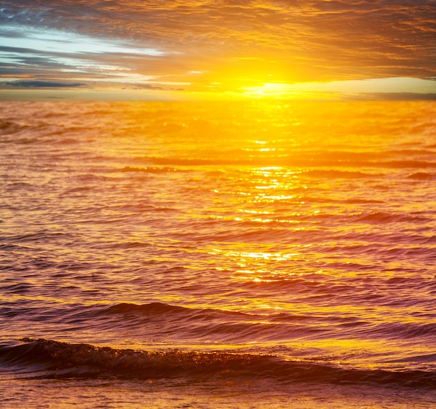 Coucher de soleil coloré pittoresque sur la côte de la mer. Bon pour le fond d'écran ou l'image d'arrière-plan.