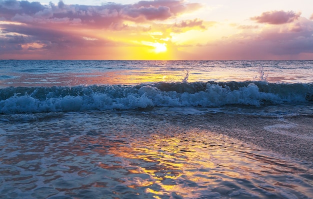 Coucher de soleil coloré pittoresque sur la côte de la mer. Bon pour le papier peint ou l'image d'arrière-plan.