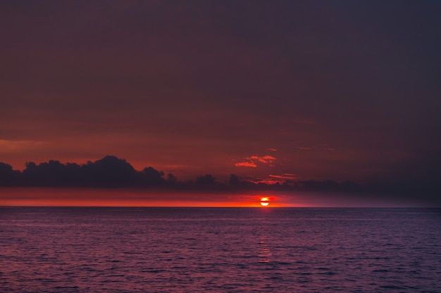 Coucher de soleil coloré pittoresque sur la côte de la mer.