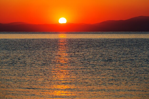 Coucher de soleil coloré pittoresque sur la côte de la mer.