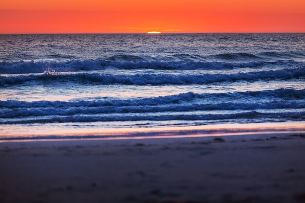 Coucher de soleil coloré pittoresque sur la côte de la mer.