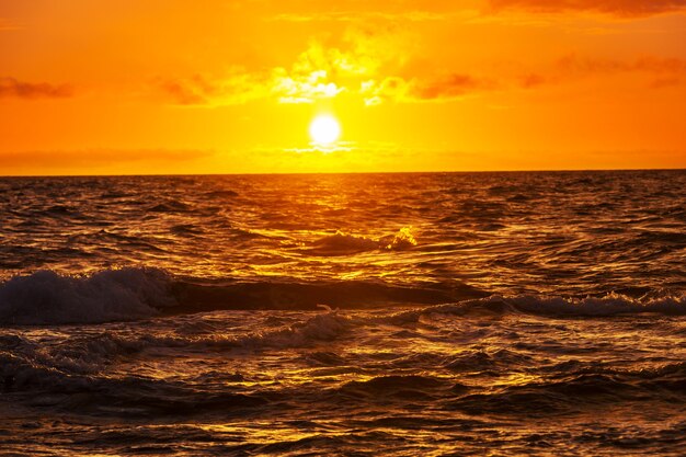 Coucher de soleil coloré pittoresque sur la côte de la mer.