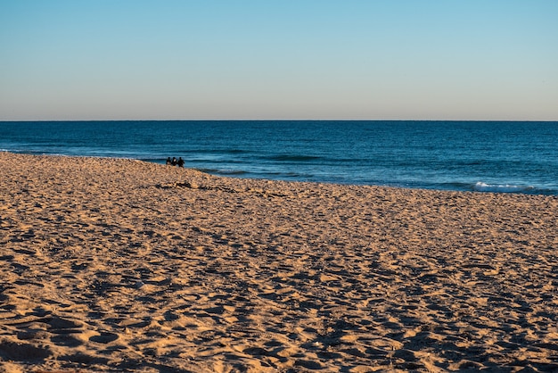 Photo coucher de soleil coloré sur la plage de faros.