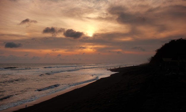 Coucher de soleil coloré sur la plage de l'océan avec un ciel bleu profond et des rayons de soleil pendant l'été