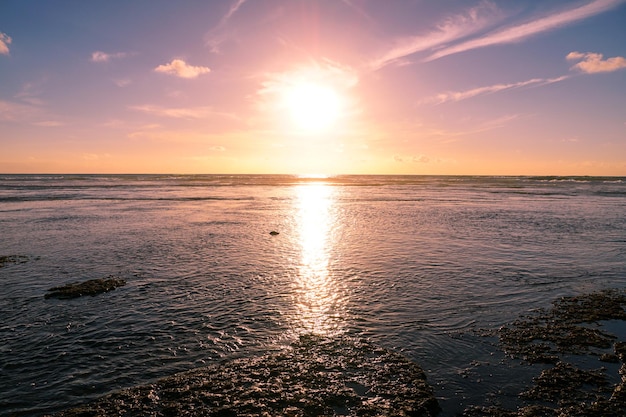 Coucher de soleil coloré sur la plage de l'océan avec un ciel nuageux profond Beau nuage au-dessus de la mer pendant le coucher du soleil