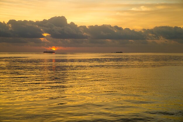 Coucher de soleil coloré sur la plage