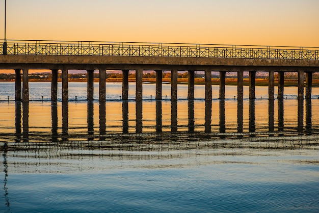 Coucher de soleil coloré sur un pont à Faro.