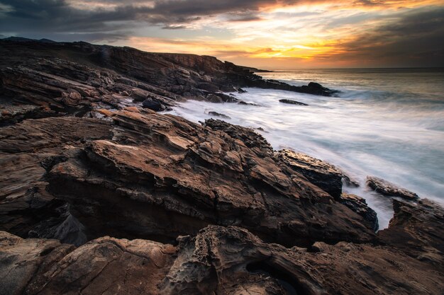 Coucher de soleil sur la côte basque sous la montagne Jaizkibel à Fontarrabie, Pays Basque.