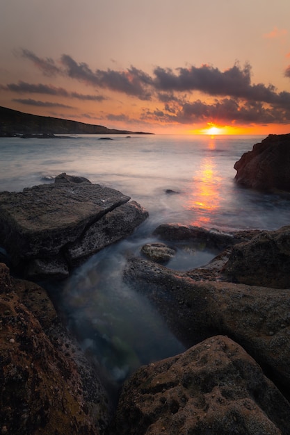 Photo coucher de soleil sur la côte basque sous la montagne jaizkibel à fontarrabie, pays basque.