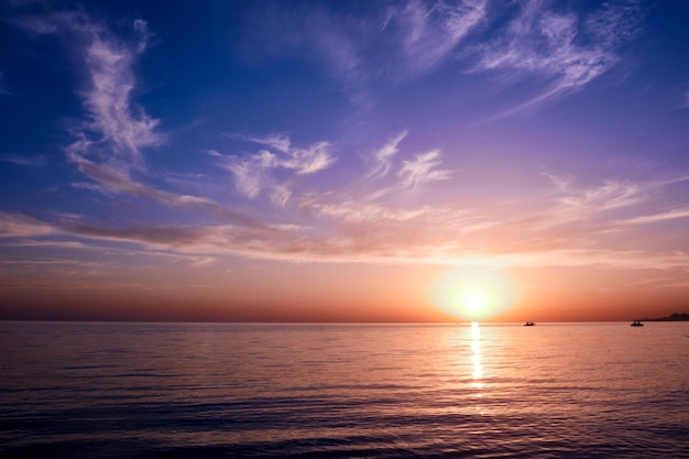 Coucher de soleil sur la côte de la mer Noire