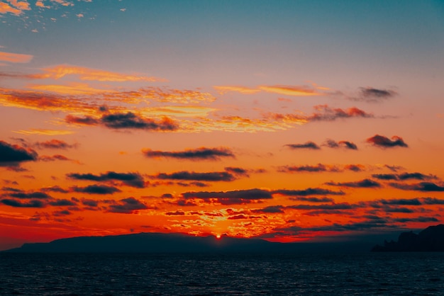 Coucher de soleil sur la côte de la mer