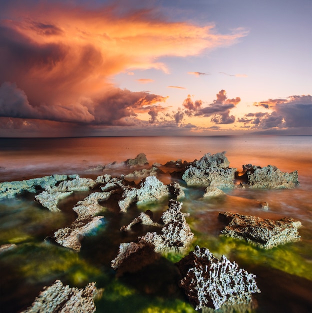 Coucher de soleil sur la côte de la mer