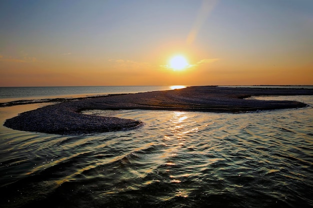 Coucher de soleil sur la côte de la mer